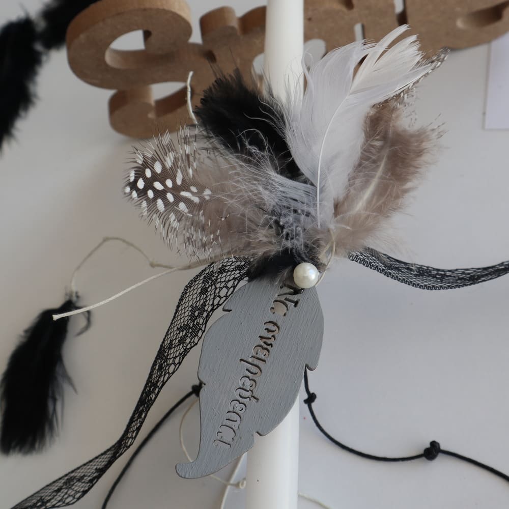 Πρωτότυπο μποεμ πασχαλινή λαμπα΄δα για κορίτσια ή γυναίκες, Μοντέρνα λαμπάδα με φτερά, λαμπάδα σε γκρι και μαύρες αποχρώσεις