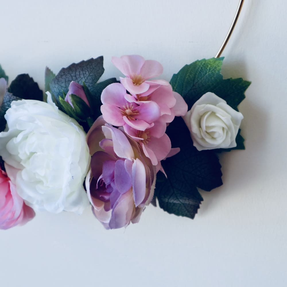 Ένα πρωτότυπο στεφάνι με λουλούδια, στεφάνι με μονόγραμμα, διακόσμηση με ροζ μωβ λευκό, Προσωποποιημένα δώρα με μονόγραμμα