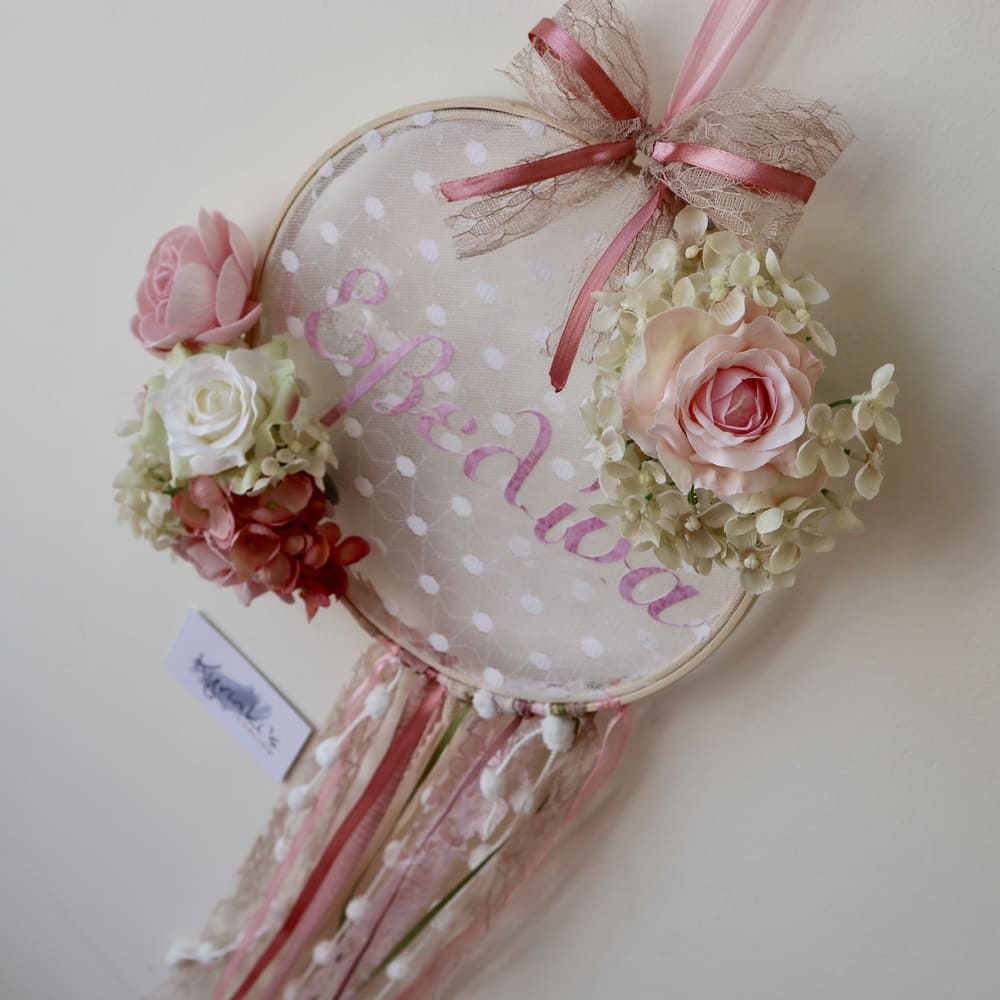 Μοναδική Ονειροπαγίδα με λουλούδια και όνομα, προσωποποιημένο δώρο για κορίτσι με το όνομά της, διακόσμηση με λουλούδια, παραμυθένιες ονειροπαγίδες, Handmade dreamcather, floral dreamcather, pastel colour,