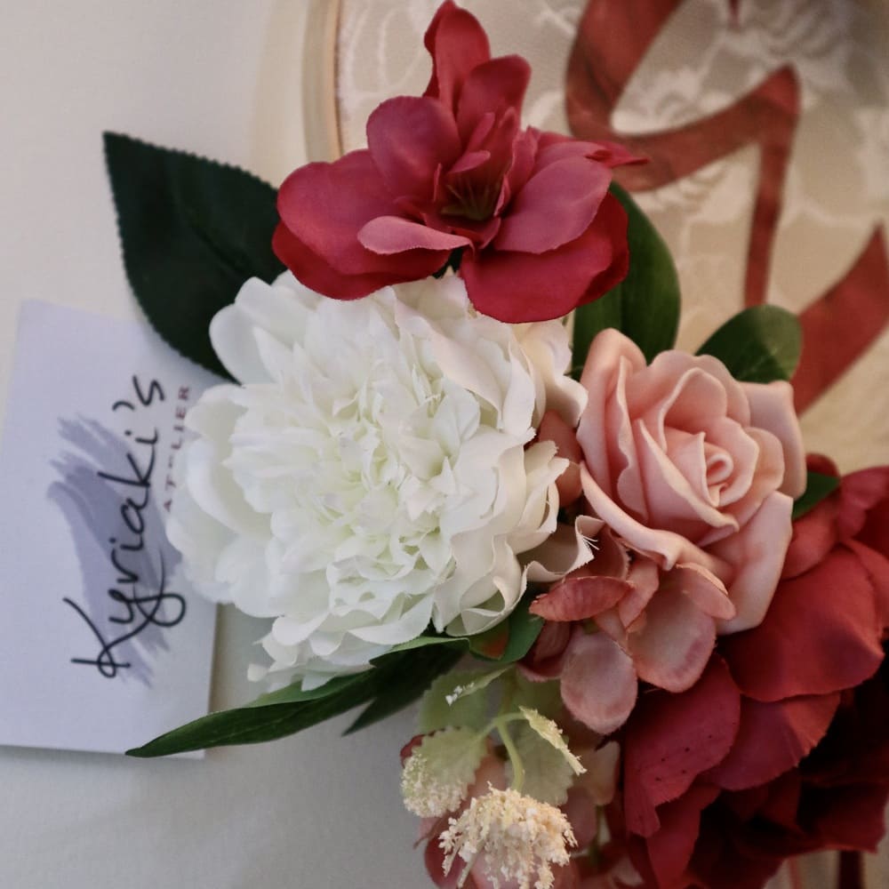 ονειροπαγίδα με λουλούδια μπορντό και ροζ, στεφάνι με λουλούδια, ρομαντική διακόσμηση με λουλούδια, προσωποποιημένη διακόσμηση, με μονόγραμμα, με λουλούδια, ροζ και μπορντό, λευκό και μπορντό, personalised, gift, dreamcatcher, floral, dream catcher, romantic, girl's room decor, decoration, λουλουδένια, μοναδική, unique, wreath, στεφάνι, ρομαντικό δώρο, νοσταλγική, διακόσμηση, βρεφικού, νεανικού, εφηβικού, δώρο για την γιορτή των ερωτευμένων, δώρο, γιορτής, γενεθλίων, για γυναίκες, για κοπέλες, αποφοίτησης, στο νέο σπίτι, για την γιορτή των ερωτευμένων, δαντέλα δωματίου,