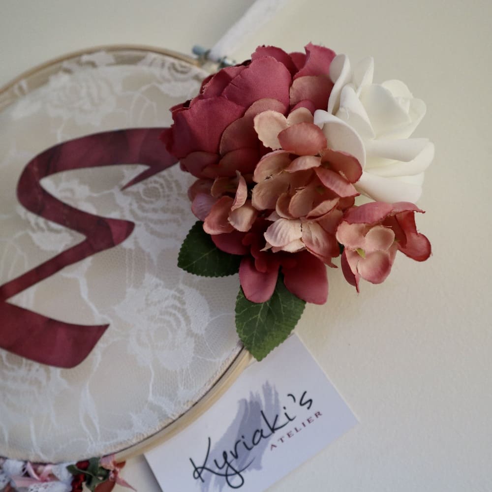 ονειροπαγίδα με λουλούδια μπορντό και ροζ, στεφάνι με λουλούδια, ρομαντική διακόσμηση με λουλούδια, προσωποποιημένη διακόσμηση, με μονόγραμμα, με λουλούδια, ροζ και μπορντό, λευκό και μπορντό, personalised, gift, dreamcatcher, floral, dream catcher, romantic, girl's room decor, decoration, λουλουδένια, μοναδική, unique, wreath, στεφάνι, ρομαντικό δώρο, νοσταλγική, διακόσμηση, βρεφικού, νεανικού, εφηβικού, δώρο για την γιορτή των ερωτευμένων, δώρο, γιορτής, γενεθλίων, για γυναίκες, για κοπέλες, αποφοίτησης, στο νέο σπίτι, για την γιορτή των ερωτευμένων, δαντέλα δωματίου,