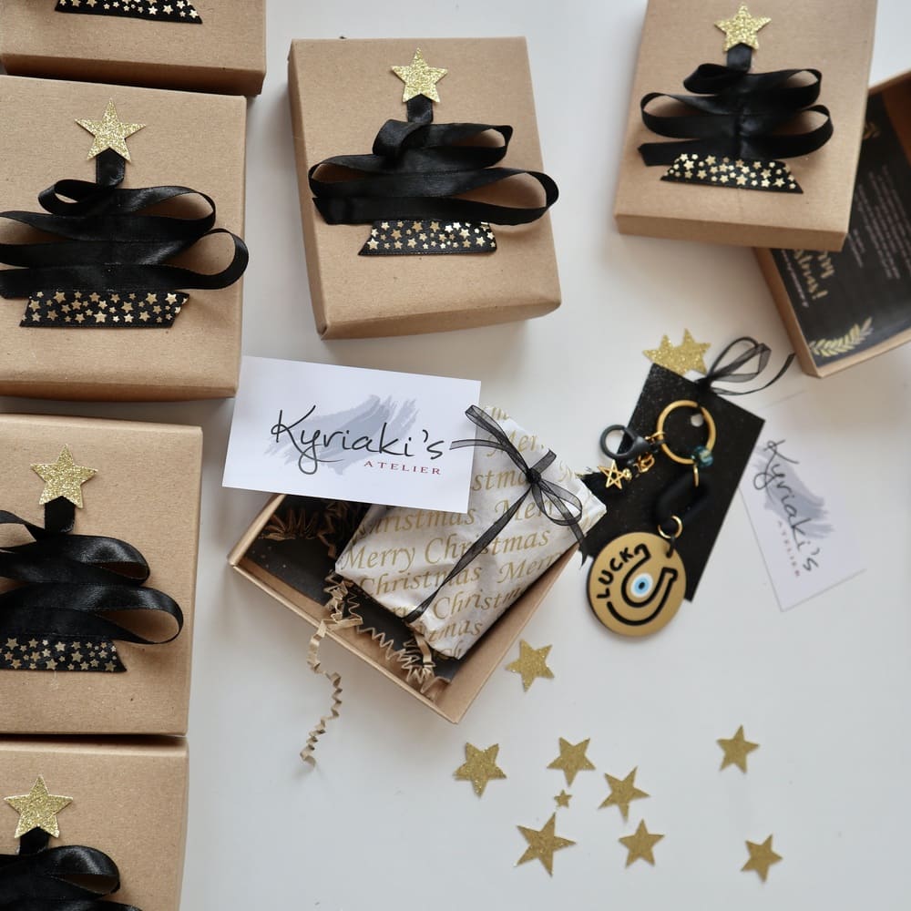 εταιρικό, δώρο, χριστουγέννων, μπρελόκ, γούρι, κόσμημα, χειροποίητο, χειροποίητη συσκευασία δώρου, ευφάνταστη, μαύρο χριστουγεννιάτικο δέντρο, αστέρια, χρυσό, μαύρο, corporate, gift, christmas, key chain, charm, jewelry, handmade, handmade gift wrapping, imaginative, black christmas tree, stars, gold, black